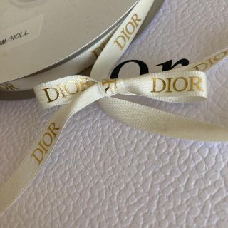 クリスチャンディオール(Christian Dior)のDior/オフホワイト×ゴールドロゴ✨ラッピングリボン【幅1㎝×1m】(ラッピング/包装)