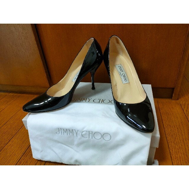 JIMMY CHOO(ジミーチュウ)のジミーチュウ JIMMY CHOO パンプス 37 - エナメル（レザー） 黒 レディースの靴/シューズ(ハイヒール/パンプス)の商品写真