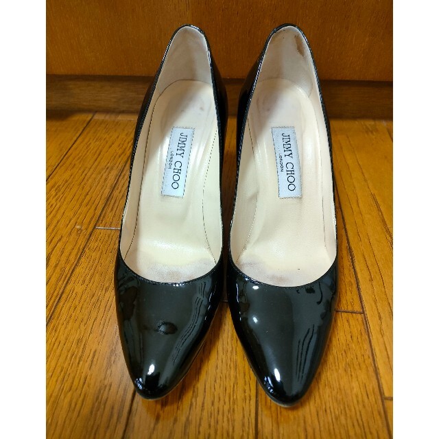 JIMMY CHOO(ジミーチュウ)のジミーチュウ JIMMY CHOO パンプス 37 - エナメル（レザー） 黒 レディースの靴/シューズ(ハイヒール/パンプス)の商品写真