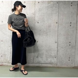 MADISONBLUE Hello クルーネックTシャツ