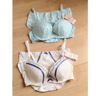 アモスタイルB70☆夢みるブラ Deep V カラフルフラワー トリンプ(その他)