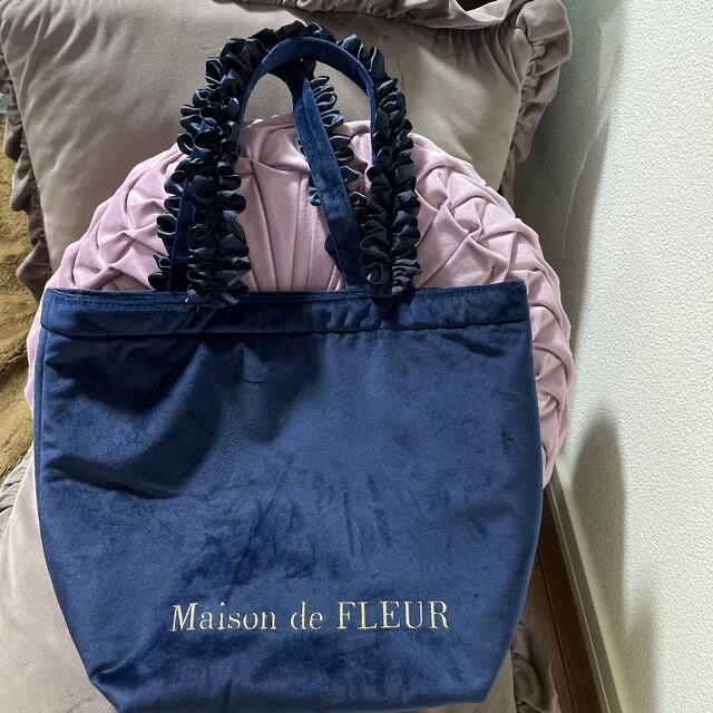 Maison de FLEUR(メゾンドフルール)のメゾンドフルール　ベロアトートバック レディースのバッグ(トートバッグ)の商品写真