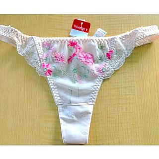 トリンプ(Triumph)の新品！トリンプ　アモスタイル　Tバック　薄ピンク　花刺繍　Mサイズ　st1034(ショーツ)