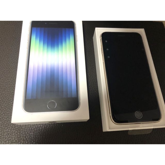 Apple(アップル)の新品 iphone SE第3世代 ホワイト 64GBモデル本体 スマホ/家電/カメラのスマートフォン/携帯電話(スマートフォン本体)の商品写真