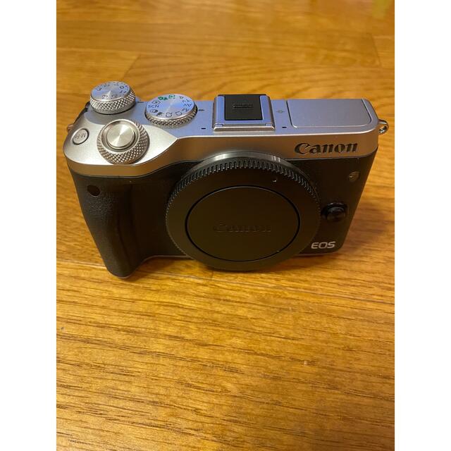 Canon(キヤノン)のEOS M6 標準ズーム/単焦点レンズセット スマホ/家電/カメラのカメラ(ミラーレス一眼)の商品写真