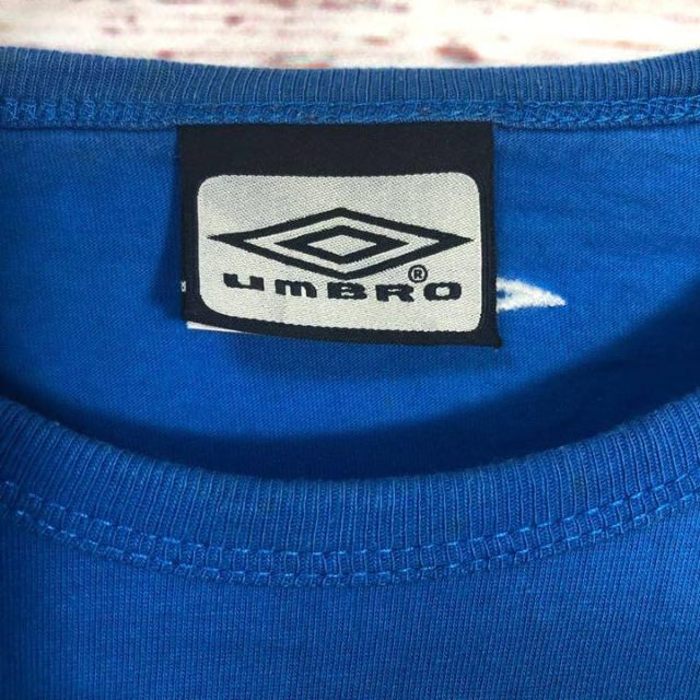 UMBRO(アンブロ)の輸入古着 UMBRO フットボール 両面プリント 刺繍 Tシャツ Mサイズ メンズのトップス(Tシャツ/カットソー(半袖/袖なし))の商品写真