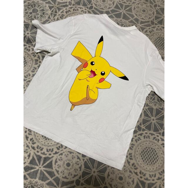 H&H(エイチアンドエイチ)のH&M ポケモンコラボ　ピカチュウプリント　Tシャツ　Lサイズ メンズのトップス(Tシャツ/カットソー(半袖/袖なし))の商品写真