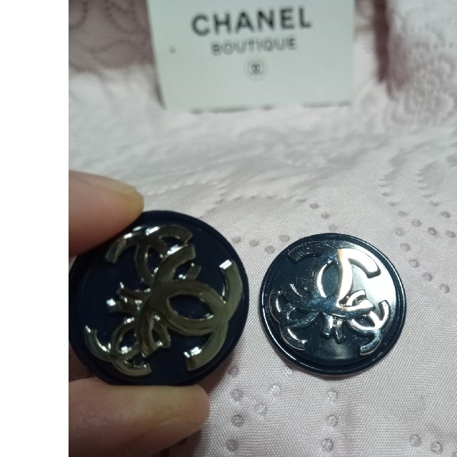 CHANEL(シャネル)のシャネルボタン ２個 ハンドメイドの素材/材料(各種パーツ)の商品写真