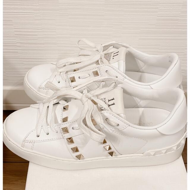 極美品】Valentinoロックスタッズ アンタイトルド スニーカー 極美品】Valentinoロックスタッズ アンタイトルド スニーカー