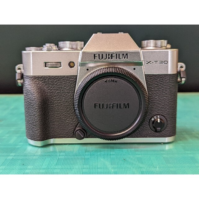 富士フイルム(フジフイルム)のフジフイルム  X-T30 II レンズキット 展示品 スマホ/家電/カメラのカメラ(ミラーレス一眼)の商品写真