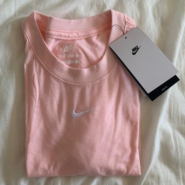 NIKE(ナイキ)の新品タグ付き　nike ロゴtシャツ  レディースのトップス(Tシャツ(半袖/袖なし))の商品写真