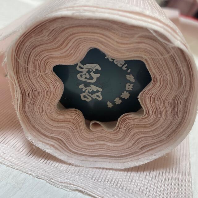 【未使用】ポリエステル　駒絽　反物　薄いピンク　蝶々と手毬 レディースの水着/浴衣(着物)の商品写真