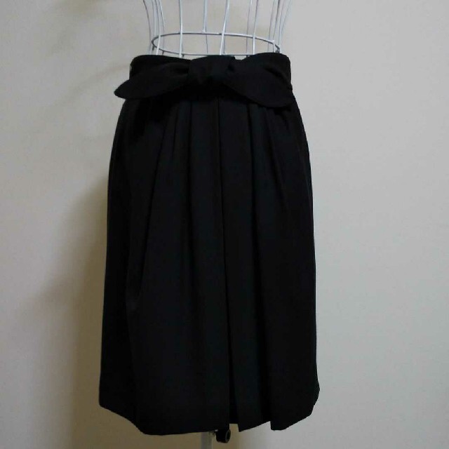 QUEENS COURT(クイーンズコート)のクイーンズコート　ひざ丈スカート　７号　黒　リボン レディースのスカート(ひざ丈スカート)の商品写真
