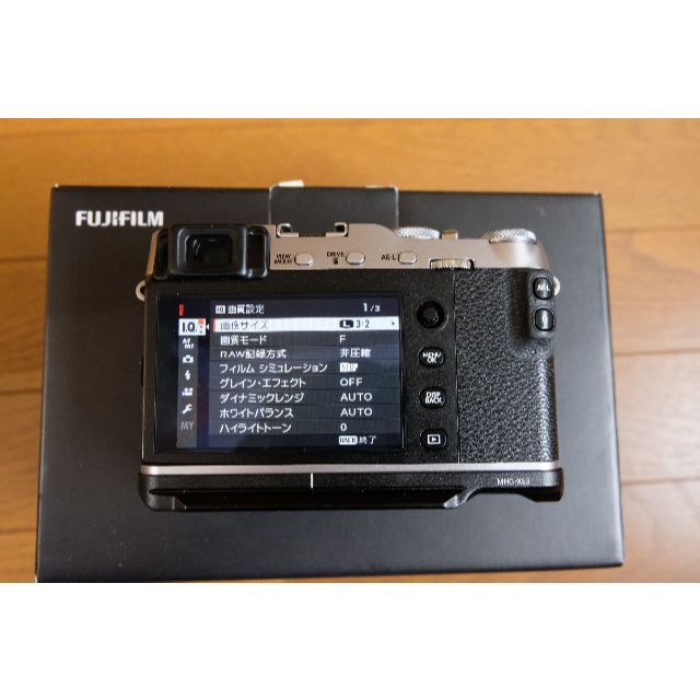 ★富士フィルムFUJIFILM X-E3 純正グリップ付き★ スマホ/家電/カメラのカメラ(ミラーレス一眼)の商品写真