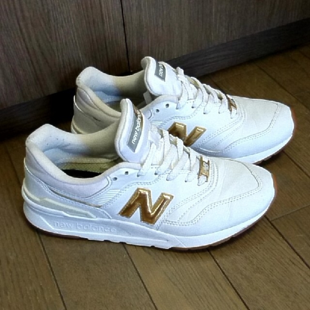 New Balance(ニューバランス)のニューバランス997 24㎝ 白 × 金 アーバンリサーチ レディースの靴/シューズ(スニーカー)の商品写真