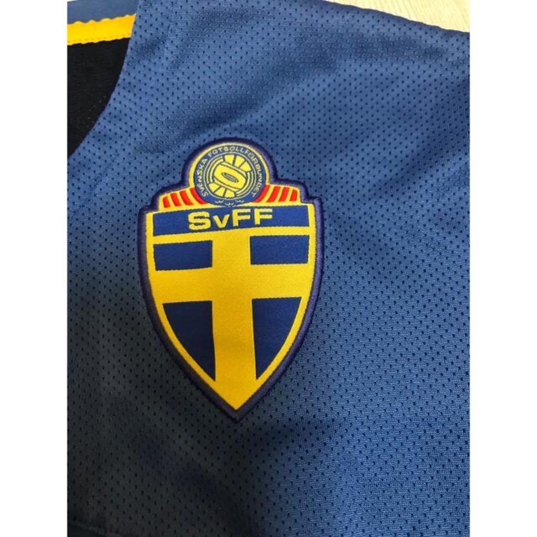 UMBRO(アンブロ)のアンブロ　スウェーデン代表　タンクトップ　ノースリーブ　トレーニング スポーツ/アウトドアのサッカー/フットサル(ウェア)の商品写真