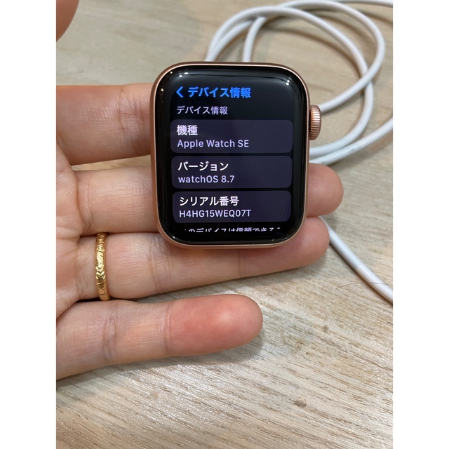 Apple Watch(アップルウォッチ)のApple Watch SE 40mm GPSモデル　バンド付き スマホ/家電/カメラのスマートフォン/携帯電話(その他)の商品写真