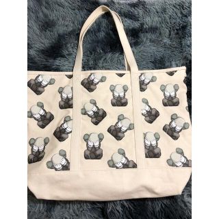 ユニクロ(UNIQLO)のKaws Canvas Tote Bag "Off White"(トートバッグ)