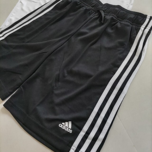 adidas(アディダス)の150 アディダス キッズ 半袖Tシャツ 短パン 上下セット スリーストライプス キッズ/ベビー/マタニティのキッズ服男の子用(90cm~)(Tシャツ/カットソー)の商品写真