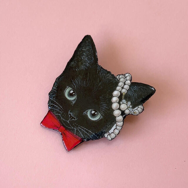 黒猫 ブローチ　オリジナル イラスト ねこ 猫 blackcat 赤リボン ハンドメイドのアクセサリー(コサージュ/ブローチ)の商品写真
