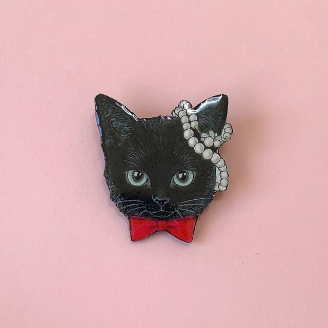 黒猫 ブローチ　オリジナル イラスト ねこ 猫 blackcat 赤リボン ハンドメイドのアクセサリー(コサージュ/ブローチ)の商品写真