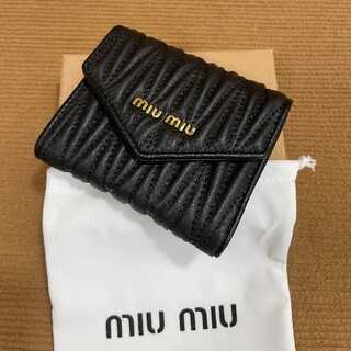 ミュウミュウ(miumiu)の未使用に近い⇒ ミュウミュウ 三つ折り財布  ブラック 完売カード(財布)