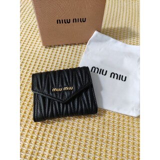 ミュウミュウ(miumiu)の✨新品同様 ✨miumiu ミュウミュウ折り財布(財布)