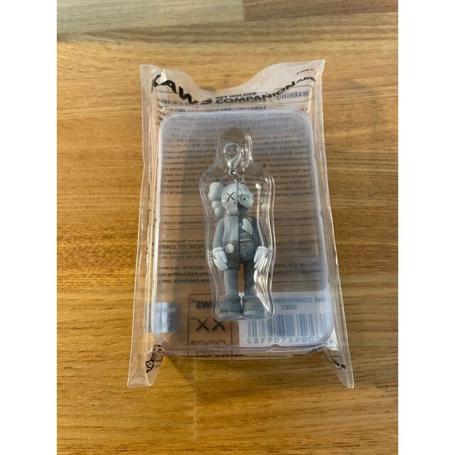 MEDICOM TOY(メディコムトイ)のKAWS COMPANION (FLAYED) KEYHOLDER GREY エンタメ/ホビーのアニメグッズ(キーホルダー)の商品写真