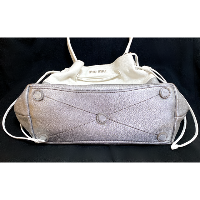 miumiu(ミュウミュウ)の【正規品】ミュウミュウ　バッグ　ショルダー　白　マドラス　RT645C レディースのバッグ(ショルダーバッグ)の商品写真