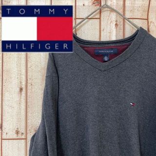 トミーヒルフィガー(TOMMY HILFIGER)の【美品】トミーヒルフィガー　グレー　セーター　ロゴ刺繍　Vネック(ニット/セーター)