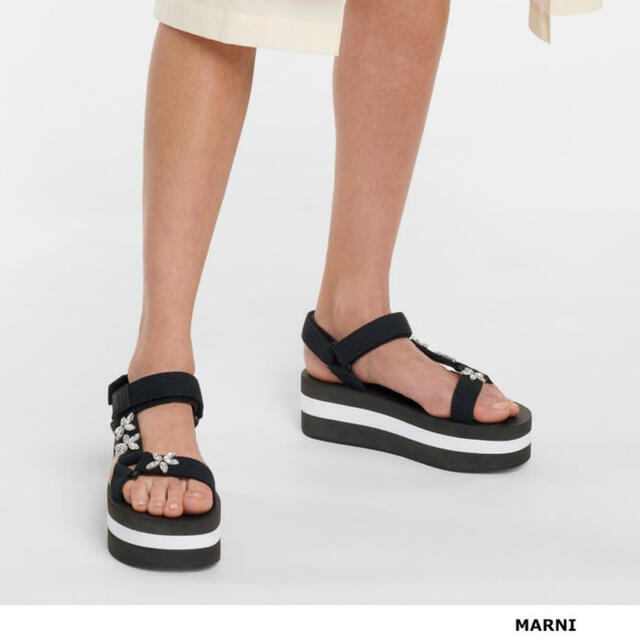 Marni(マルニ)の【新品・未使用】マルニ♡ フラワー　ビジュー　サンダル　ブラック レディースの靴/シューズ(サンダル)の商品写真