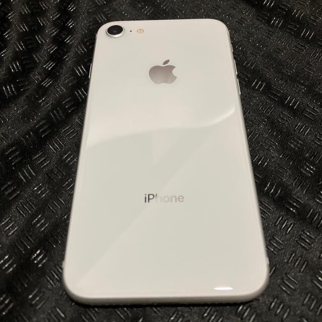 iPhone(アイフォーン)のiPhone8 シルバー 64GB SIMフリー スマホ/家電/カメラのスマートフォン/携帯電話(スマートフォン本体)の商品写真