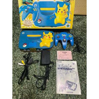 ニンテンドウ64(NINTENDO 64)の任天堂64 ピカチュウ　ブルー&イエロー(家庭用ゲーム機本体)