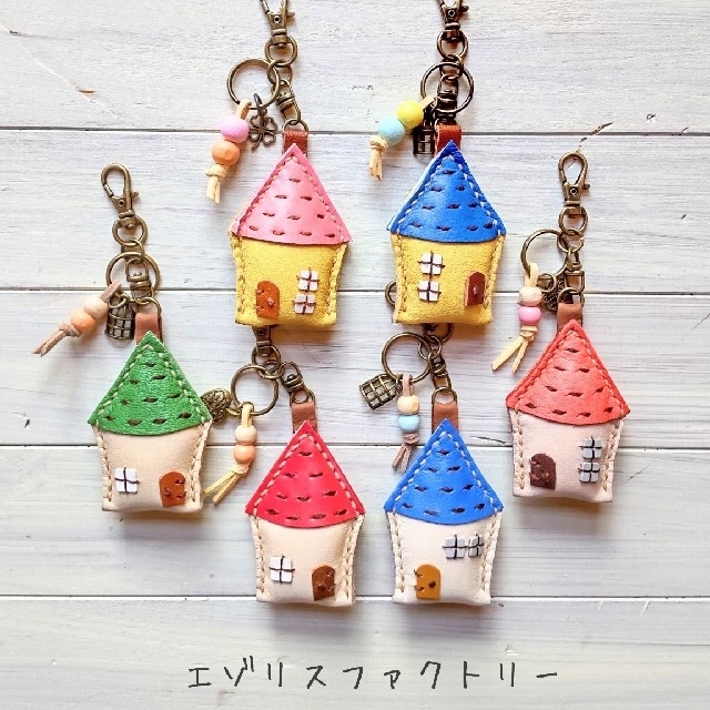 【h23】#小屋#キーホルダー#レザー#本革#チャーム#ハンドメイド#ハウス#家 ハンドメイドのアクセサリー(キーホルダー/ストラップ)の商品写真