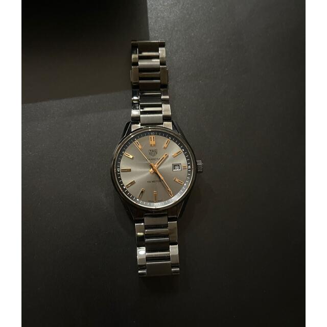 TAG Heuer(タグホイヤー)のタグホイヤー カレラ クォーツ 39㎜ 黒 WAR1113.BA0602 メンズの時計(腕時計(アナログ))の商品写真