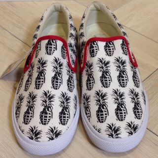 ロンハーマン(Ron Herman)のbucketfeet DJ LUデザイン パイナップル手榴弾スリッポン 22cm(スリッポン/モカシン)