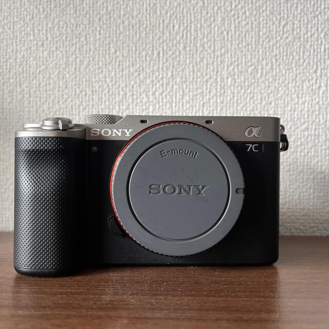 SONY(ソニー)のSONY α7c バッテリーチャージャー、SDカード付き スマホ/家電/カメラのカメラ(ミラーレス一眼)の商品写真