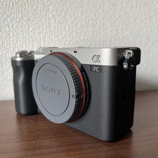 SONY(ソニー)のSONY α7c バッテリーチャージャー、SDカード付き スマホ/家電/カメラのカメラ(ミラーレス一眼)の商品写真