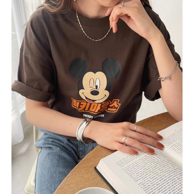 Discoat(ディスコート)のディスコート　ミッキープリントTシャツ　ブラウン レディースのトップス(Tシャツ(半袖/袖なし))の商品写真