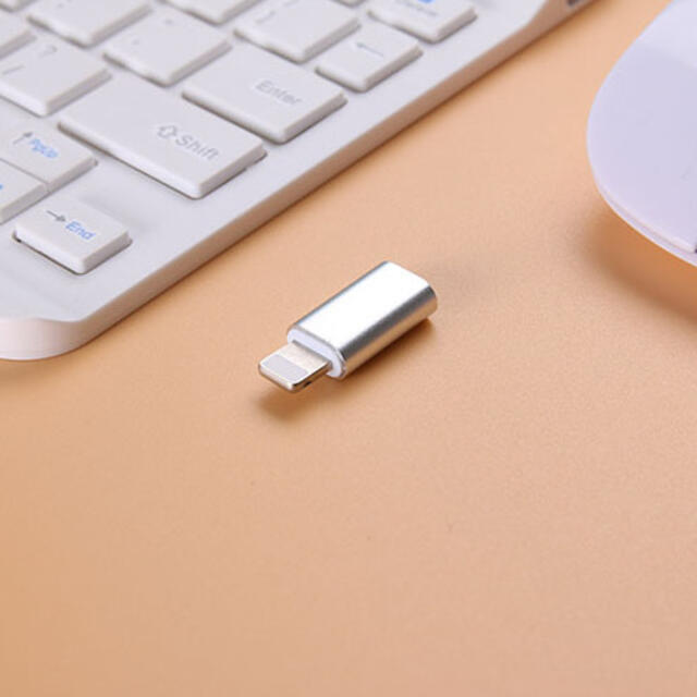 変換アダプタ Micro USB to iPhone ブルー 473 スマホ/家電/カメラのスマホアクセサリー(その他)の商品写真