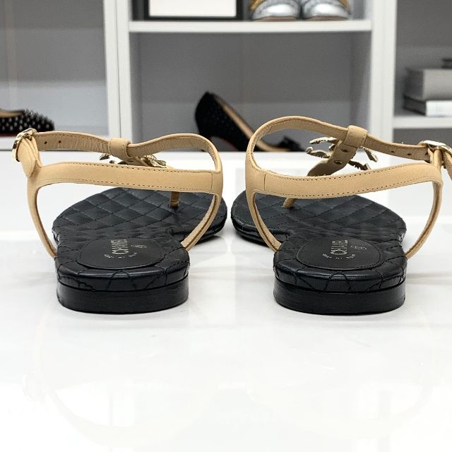 CHANEL(シャネル)の4707 シャネル レザー マトラッセ ココマーク トングサンダル ベージュ レディースの靴/シューズ(サンダル)の商品写真