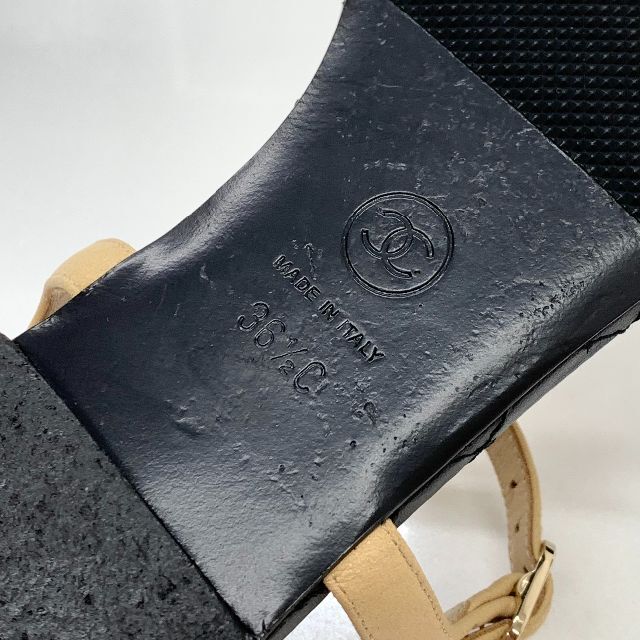 CHANEL(シャネル)の4707 シャネル レザー マトラッセ ココマーク トングサンダル ベージュ レディースの靴/シューズ(サンダル)の商品写真