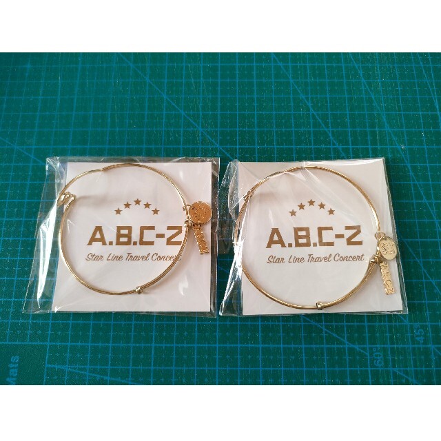 A.B.C-Z(エービーシーズィー)のA.B.C-Z SLT ツアー波打ちバングル ブレスレット　2個 レディースのアクセサリー(ブレスレット/バングル)の商品写真
