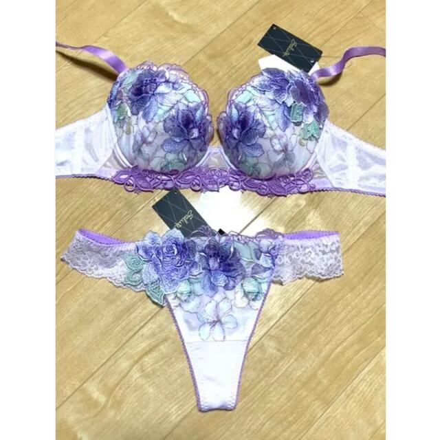 サルートのセットです。 ブラ&ショーツセット サルートのセットです。 ブラ&ショーツセット