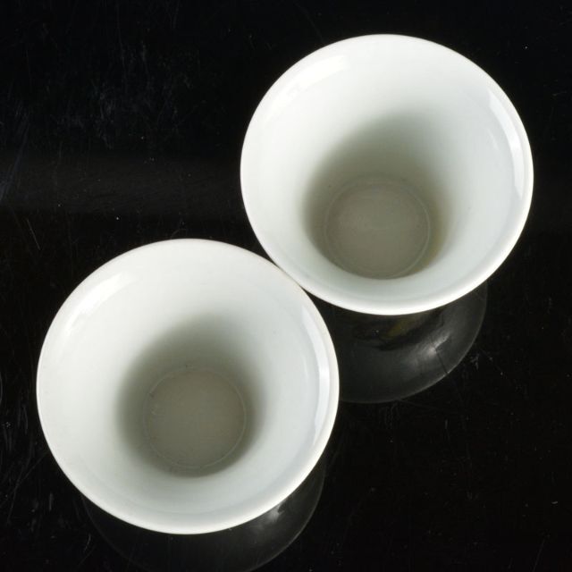 中国 景徳鎮 粉彩 蟋蟀文 酒杯 一對 M R4791