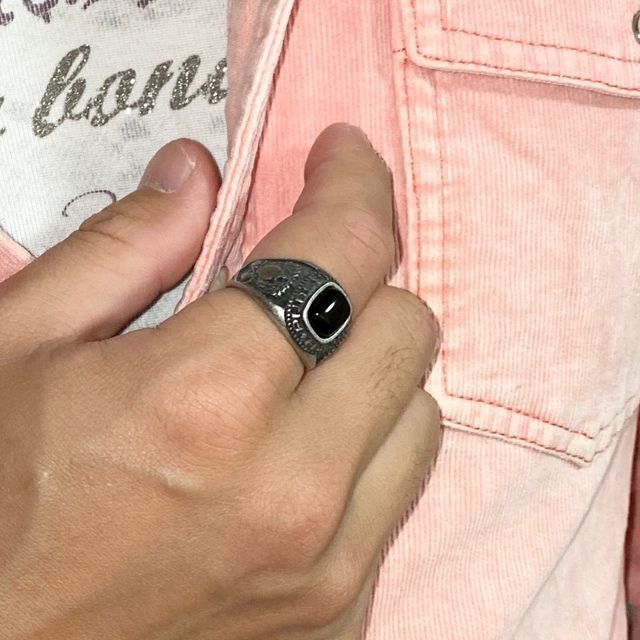 オニキス　カレッジリング☆サイドに紋章　アンティーク調指輪 メンズのアクセサリー(リング(指輪))の商品写真