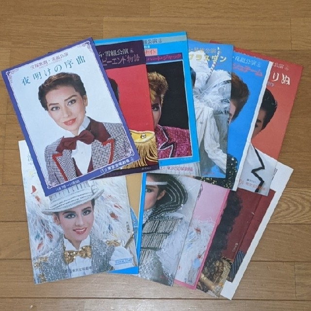 宝塚歌劇団 昭和57〜60年公演パンフレット5冊セット ✕は完売 １冊400円 エンタメ/ホビーの本(アート/エンタメ)の商品写真