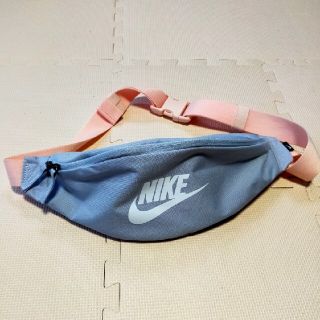 ナイキ(NIKE)の【値下げ】ウエストポーチ　ボディポーチ　ナイキ　グレー(ボディバッグ/ウエストポーチ)