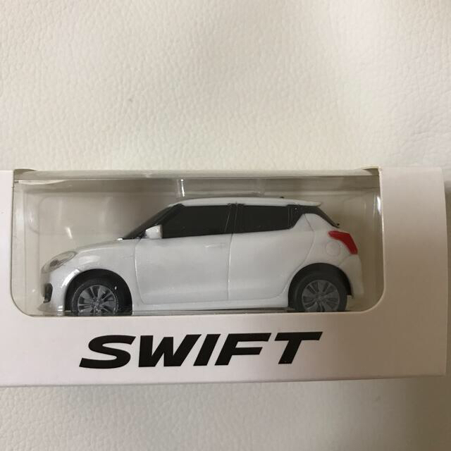 スズキ(スズキ)のSWIFT  SUZUKI ミニカー エンタメ/ホビーのおもちゃ/ぬいぐるみ(ミニカー)の商品写真