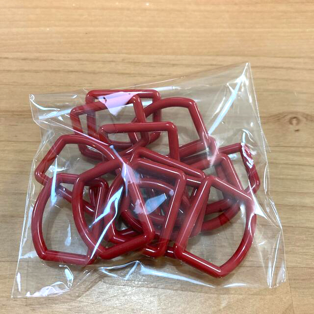 プラスチックDカン 2.5㎝幅の紐用 えんじ 16個 ハンドメイドの素材/材料(各種パーツ)の商品写真
